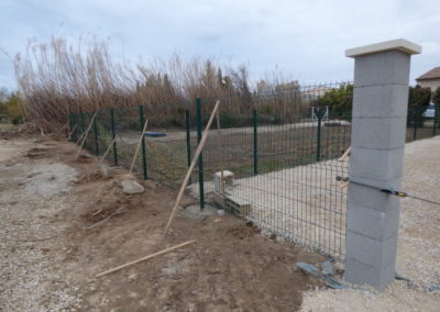Réalisation de la réservation entre le premier panneau de clôture et le pilier, pour pouvoir réaliser le crépis.