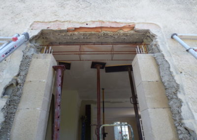 Démolition de la partie de mur entre les deux piliers puis mise en place du chaînage horizontal pour préparer le linteau.